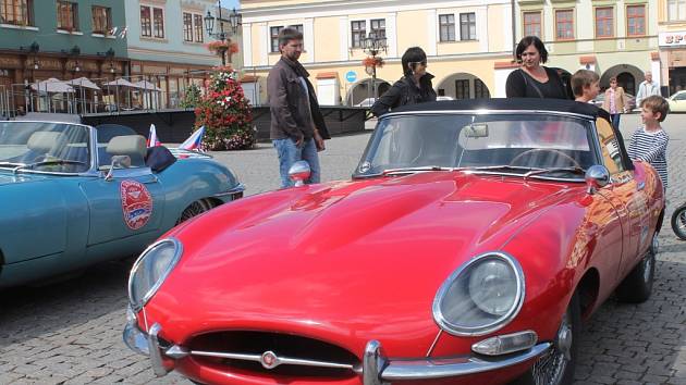Majitelé historických vozů značky Jaguar se v rámci akce Jaguar Slovak Tour zastavili i v Kroměříži.