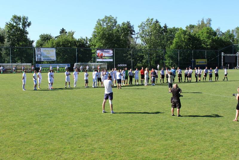 V sobotu se v Holešově na domácím hřišti rozloučil s fotbalovou kariérou Zdeněk Grygera. Výtěžek z akce pomůže splnit sen handikepovanému Zdeňku Dvořákovi.