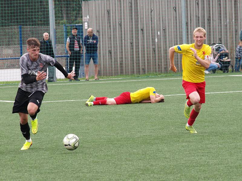 Fotbalisté Kroměříže (ve žlutých dresech) v pátečním přípravném zápase prohráli v Hodoníně 1:3.