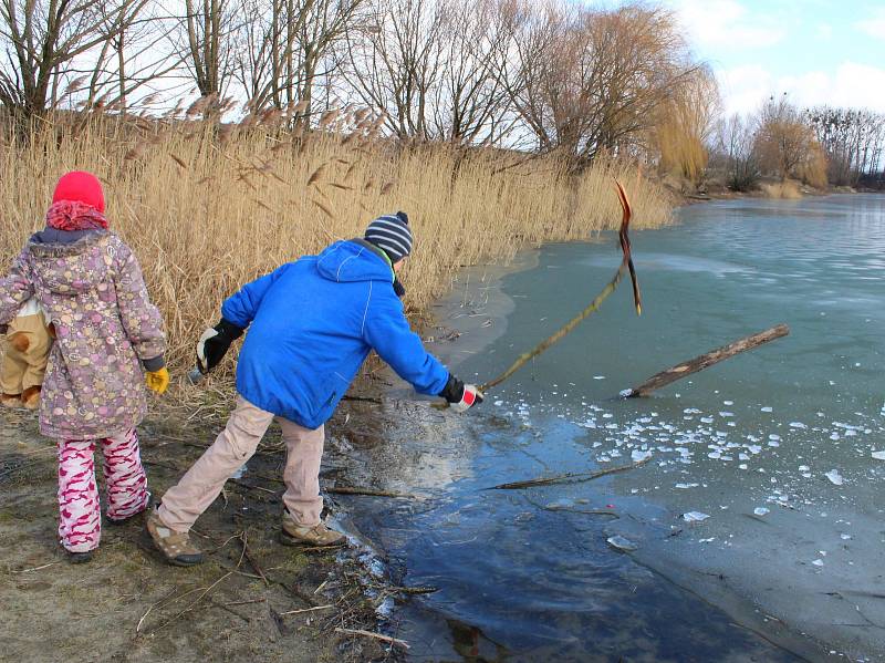 Vlivem klesajících teplot zamrzla už i vodní plocha Bagrák v Kroměříži.