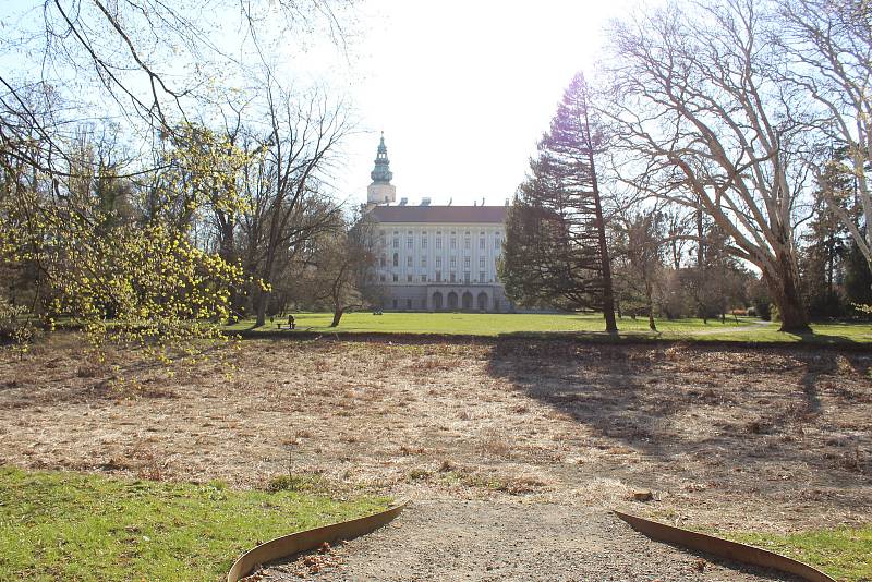 Vypuštěný Chotkův rybník v Podzámecké zahradě v Kroměříži