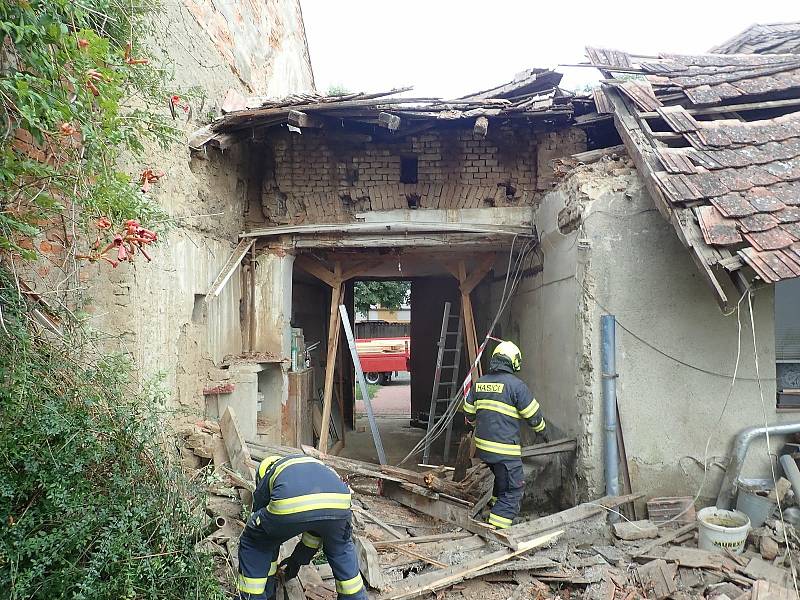 Zřícená střecha řadového domu v Kroměříži si vyžádala evakuaci obyvatel