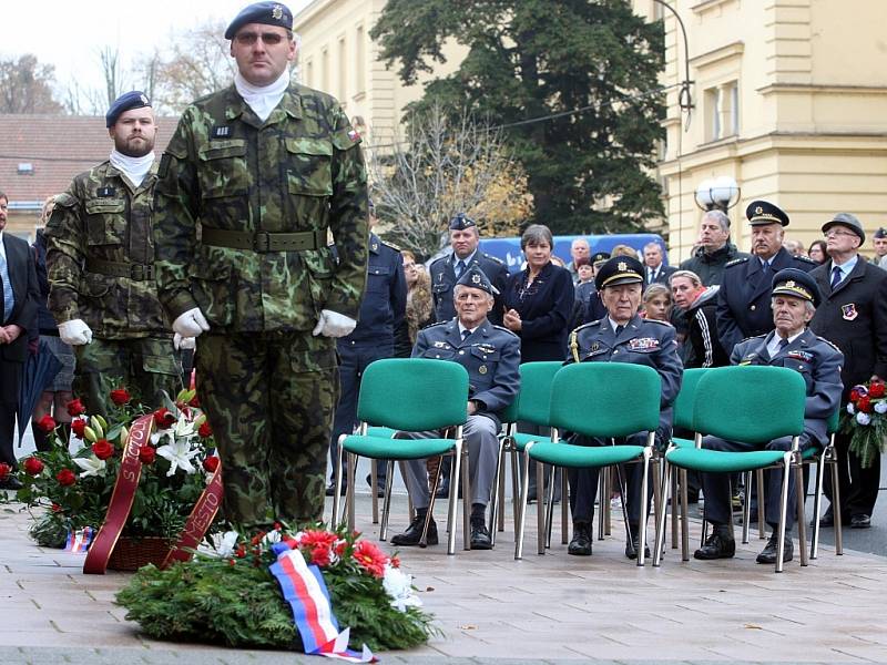 Slavnostní odhalení pamětní desky československým armádním letcům v RAF za II. světové války na Hanáckém náměstí v Kroměříži.