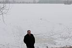 Tloušťka ledu na kroměřížském rybníce Bagrák není na všech místech stejná. Odborníci proto v těchto dnech nedoporučují vstup na jakoukoliv zamrzlou vodní plochu.