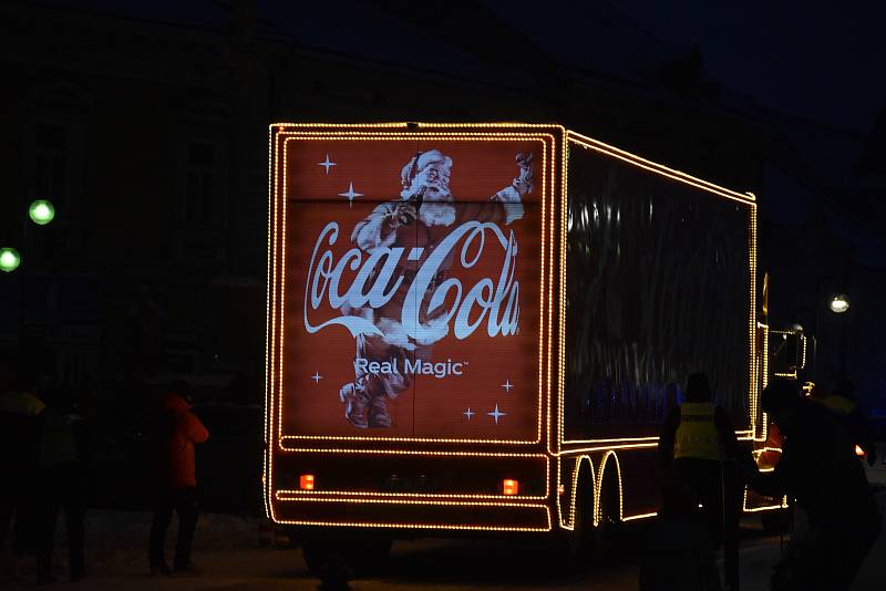 Coca-Cola kamion na náměstí Dr. E. Beneše v Holešově, 17. 12. 2022.