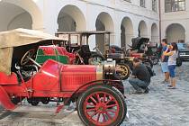 Na zámku v Holešově představili historická vozidla.