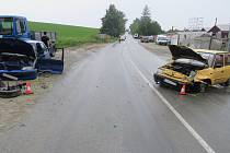 Dvě auta se střetla na silnici do Lutopecen.