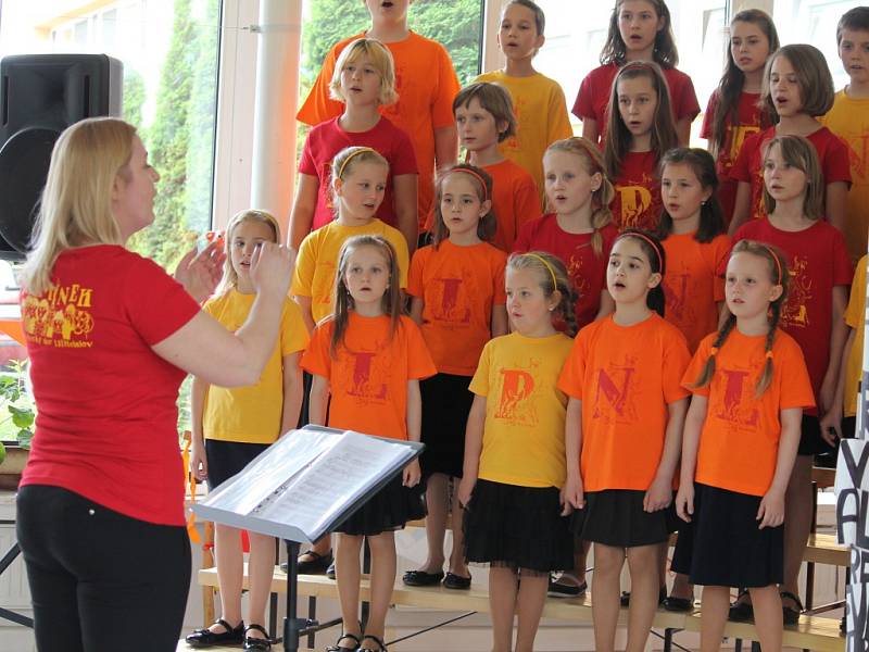 Ve středu odpoledne se konal Májový koncert dětského pěveckého sboru Plamínek z 3. Základní školy Holešov. Děti v aule školy zpívaly nejen svým rodičům.