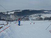 Výborným podmínkám se o předposledním lednovém víkendu mohli těšit lyžaři na Kroměřížsku: takto to vypadalo v pátek 20.1. v areálu na Rusavě.