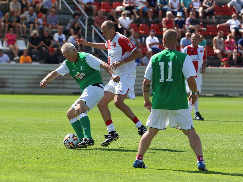 V rámci akce Kanonýři v Kroměříži se v sobotu odpoledne na stadionu Jožky Silného představila řada fotbalových osobností. Snímky z utkání starých gard Hanácké Slavie Kroměříž a Bohemians Praha (v želeném).