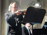 Na úvodním koncertě Bystřických zámeckých slavností vystoupil dne 8. června 2009 houslový virtuóz Václav Hudeček, na klavír ho doprovodil Petr Adamec.