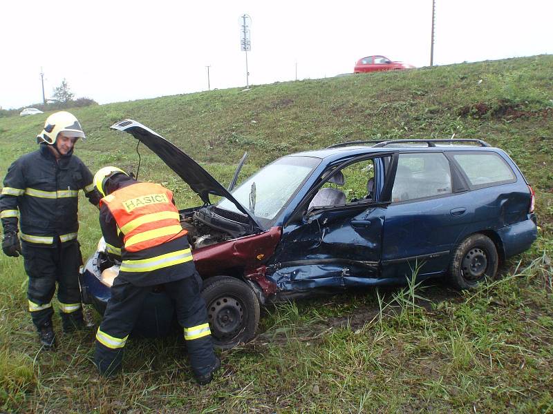 Při sobotní nehodě u Střílek se dvě auta dostala mimo silnici