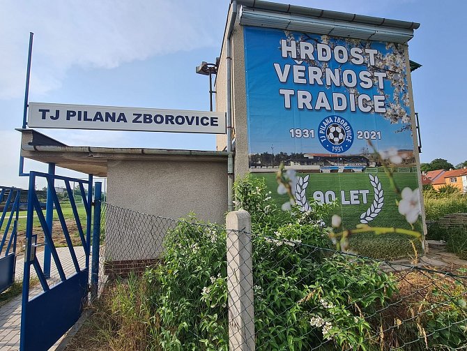 Areál fotbalového hřiště ve Zborovicích.