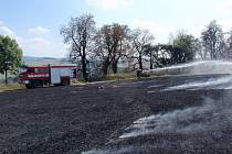 Čtyři jednotky hasičů musely ve čtvrtek 17. srpna vyrážet k požáru strniště u Hoštic. Příčina ohně přitom byla banální: neopatrné rozdělávání ohniště.