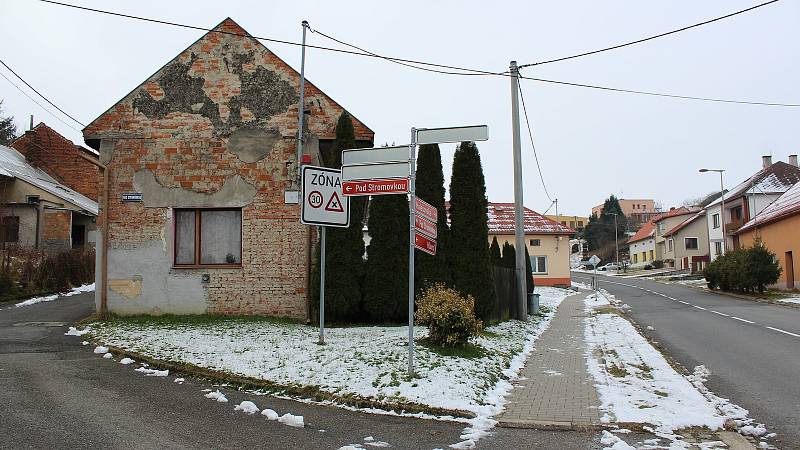 K páteční vraždě v Prusinovicích došlo v tomto době č. 106 na ulici Hlavní. Právě vlastnictví tohoto domu mělo být  důvodem sporu mezi oběma partnery. 7.12.2021