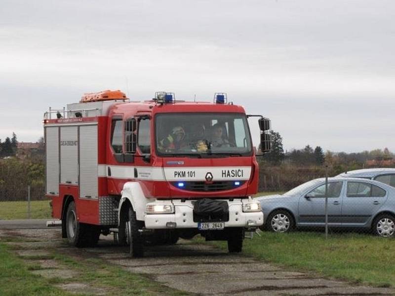 Cvičení zaměřené na vyproštění zavaleného člověka absolvovali v úterý kroměřížští hasiči. Pouhý den předtím podobnoou událost shodou okolností řešili v Hulíně, kde uvízl dělník v montážní jámě.