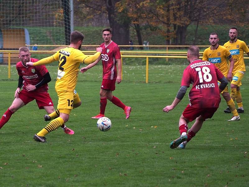 Šlágr 13. kola krajského přeboru v Kvasicích skončil nerozhodně. Domácí (v červeném) nakonec s lídrem soutěže ze Strání vyválčili cennou remízu 1:1.