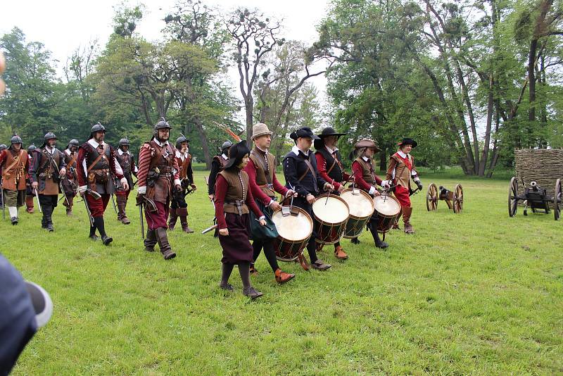 HISTORICKÝ MILNÍK ZAHÁJIL TURISTICKOU SEZÓNU. Střelba a řinčení zbraní se opět rozeznělo městem.