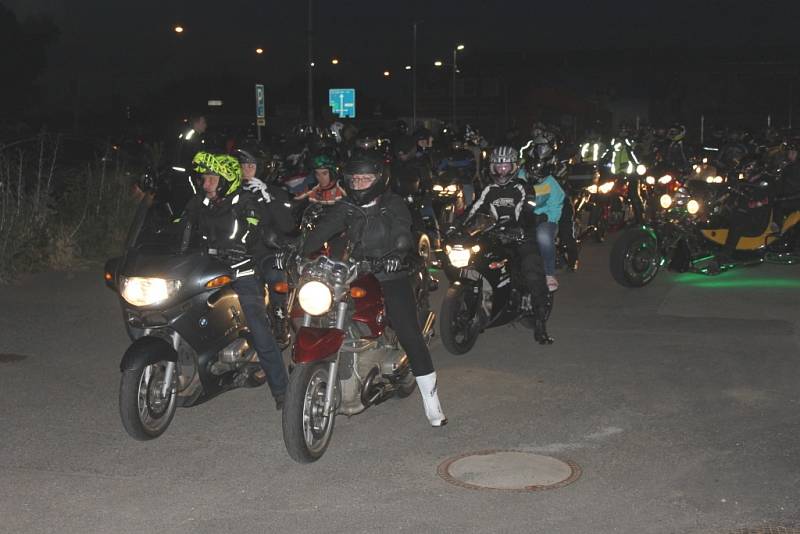 Přes sto motorek vyjelo v pátek večer 4. července z parkoviště od Staré masny v Kroměříži na Noční spanilou jízdu po okresním města a okolí. 