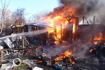 Chatky v zahrádkářské kolonii v Hulíně se hasičům nepodařilo zachránit. Plameny je zcela zničily. 