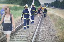 Po střetu náklaďáku s vlakem v Holešově museli hasiči evakuovat 41 lidí