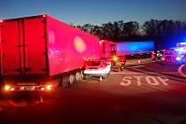 Záchranáři zasahují ve čtvrtek 27. října 2022 večer u nehody osobního vozu a kamionu u Střílek na Kroměřížsku.