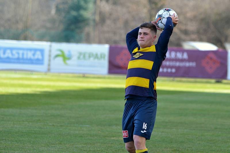 Fotbalisté Kroměříže (bíločervené dresy) ve 20. kole MSFL zdolali Frýdlant nad Ostravicí 3:2 a upevnili si vedoucí pozici.