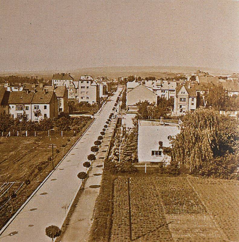 Březinova ulice v Kroměříži na dobové fotografii.