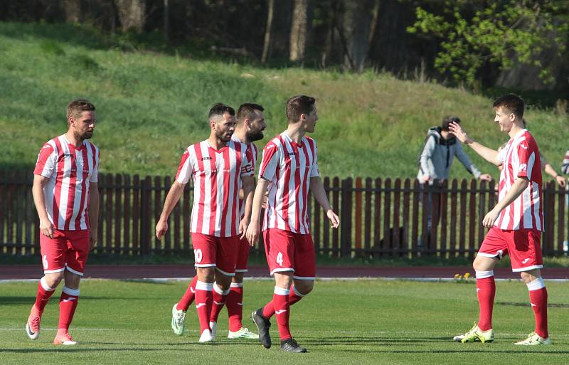 Fotbalisté Hulína (v červeno-bílých dresech) porazili ve 21. kole MSFL Vrchovinu 3:1.