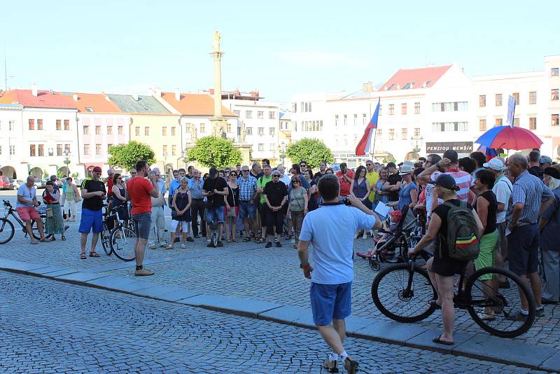 Demonstrace za nezávislou justici a proti vládě Andreje Babiše v Kroměříži, 11. června 2019.