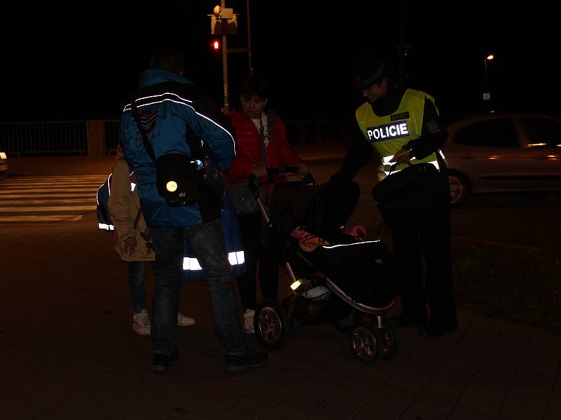 Společná akce policistů a BESIP měla vskutku přátelský ráz: místo represe policisté rizikovým chodcům na místě darovali některý z reflexních prvků, díky kterým je řidiči lépe uvidí.