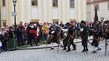 HISTORICKÝ MILNÍK ZAHÁJIL TURISTICKOU SEZÓNU. Střelba a řinčení zbraní se opět rozeznělo městem.