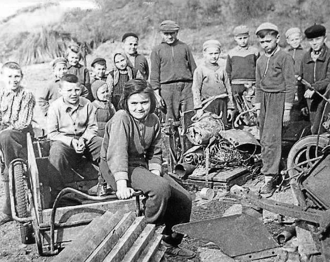 PAČLAVICE, BRIGÁDNÍCI. Jakmile jde o dobrou věc, se kterou je v obci nutné pomoci, přidávají ruku k dílu i děti. Snímek zachycuje brigádníky při sběru železného šrotu v roce 1964.