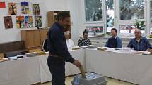 Sedmadvacet procent voličů dorazilo do Základní školy Slovan v Kroměříži: převážně starší.