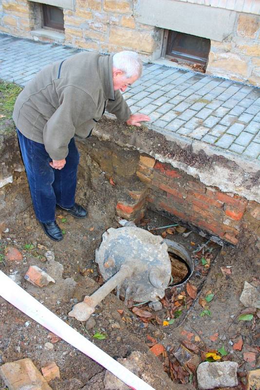 Do studny s pitnou vodou začala vtékat nafta ze zřejmě desítky let staré zakopané nádrži v zemi před jejich sousedním domem.