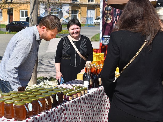 Farmářské trhy na Hanáckém náměstí v Kroměříži. 22. 4. 2023.