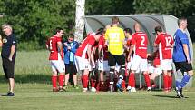 Fotbalisté Záhlinic (v červeném), druhý celek okresního přeboru OFS Kroměříž, doma ve 25. kole rozdrtil poslední Lutopecny 10:1. Již po půlhodině přitom favorit vedl o pět gólů.