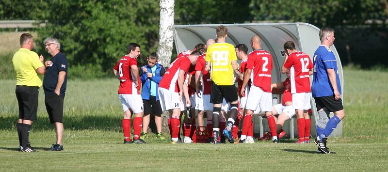 Fotbalisté Záhlinic (v červeném), druhý celek okresního přeboru OFS Kroměříž, doma ve 25. kole rozdrtil poslední Lutopecny 10:1. Již po půlhodině přitom favorit vedl o pět gólů.