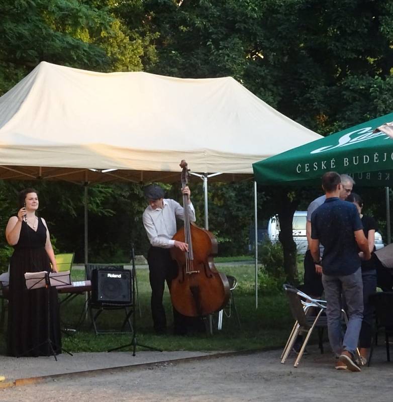 Ukázkové lekce tance Lindy Hop.