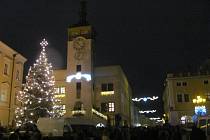 Na Velkém náměstí v Kroměříži rozsvítila ve čtvrtek 28. listopadu starostka města Daniela Hebnarová vánoční strom.