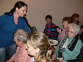 Monika Stachoňová ukázala návštěvníkům Litevských dnů v kavárně hotelu U Zlatého kohouta jak se připravuje tradiční litevský dezert Tinginys.