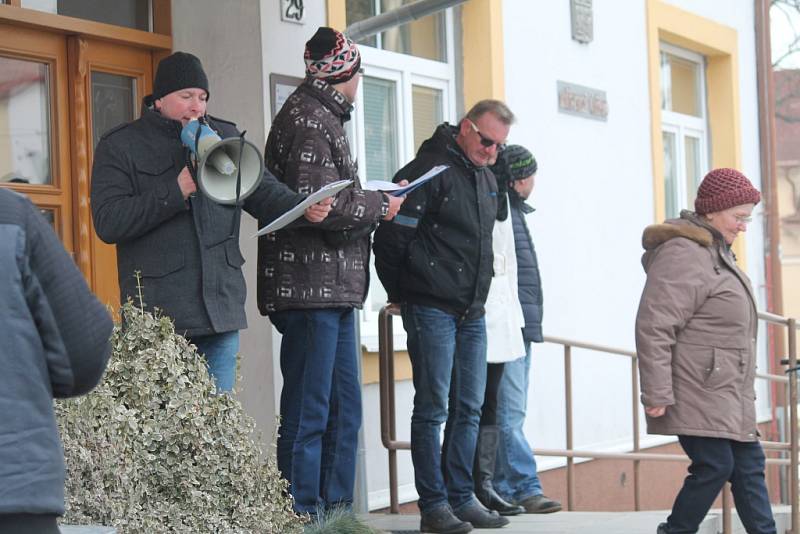 Obyvatelé Chropyně ve středu 18.1. protestovali před tamní radnicí proti situaci kolem hazardu ve městě a nové herně na tamním sídlišti.