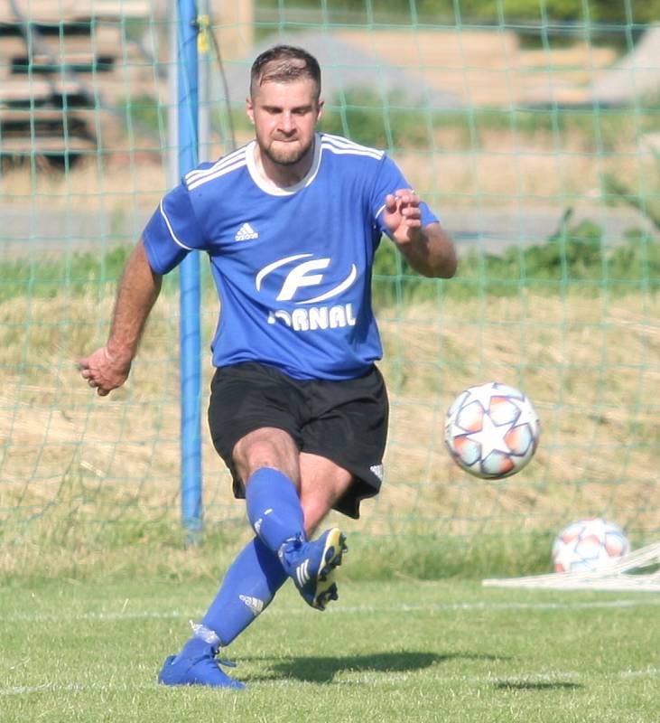 Fotbalisté Záhlinic (v červeném), druhý celek okresního přeboru OFS Kroměříž, doma ve 25. kole rozdrtil poslední Lutopecny 10:1. Již po půlhodině přitom favorit vedl o pět gólů.