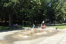 Z bezpečnostních důvody musely být z dětského hřiště v Bezručově parku v Kroměříži odstraněny houpačky a kolotoč.