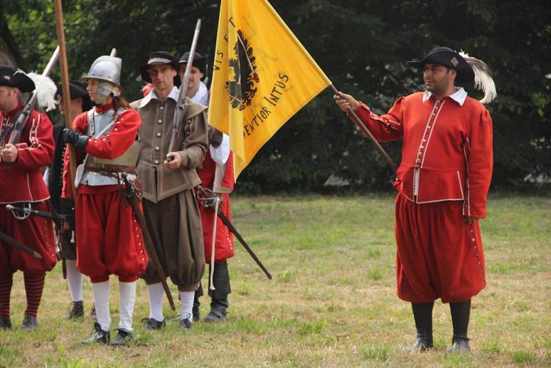 Rekonstrukci historické bitvy z roku 1643 předvedli v sobotu 11. července divákům nadšenci v Kroměříži. Oproti tehdejšímu výsledku ale tentokrát švédští nájezdníci nepořídili.