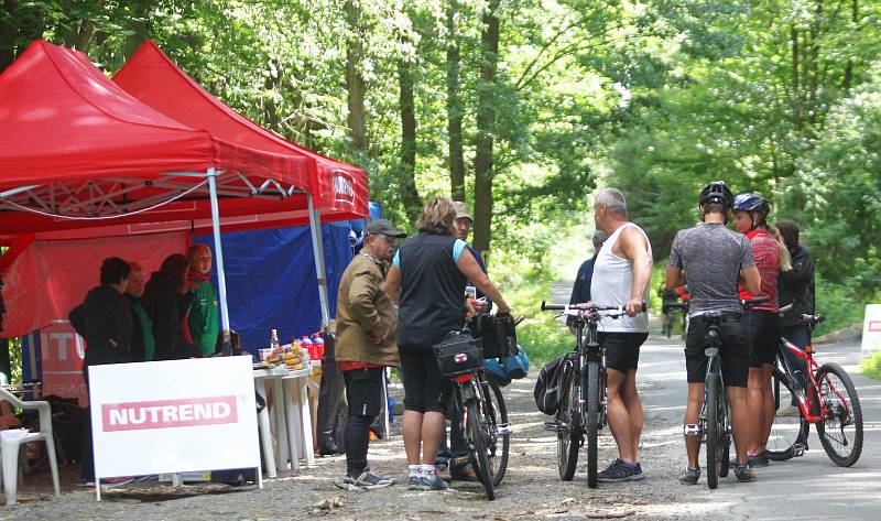 Cyklisté na bikemaratonu Drásal zdolávali valašské kopce i lesy, občas museli řešit i defekt. Dopravu řídili dobrovolníci i policie. V cíli se už cyklisté usmívali.