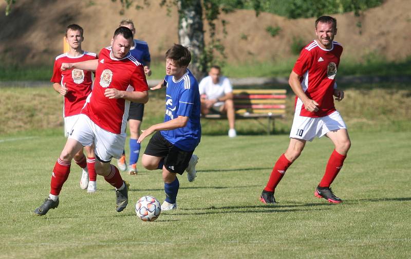 Fotbalisté Záhlinic (v červeném), druhý celek okresního přeboru OFS Kroměříž, doma ve 25. kole rozdrtil poslední Lutopecny 10:1. Již po půlhodině přitom favorit vedl o pět gólů.