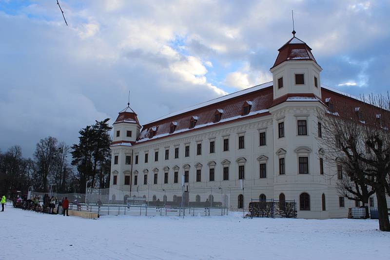 Kluziště v zahradě holešovského zámku přilákalo i v polovině pracovního týdne nejednoho bruslaře.