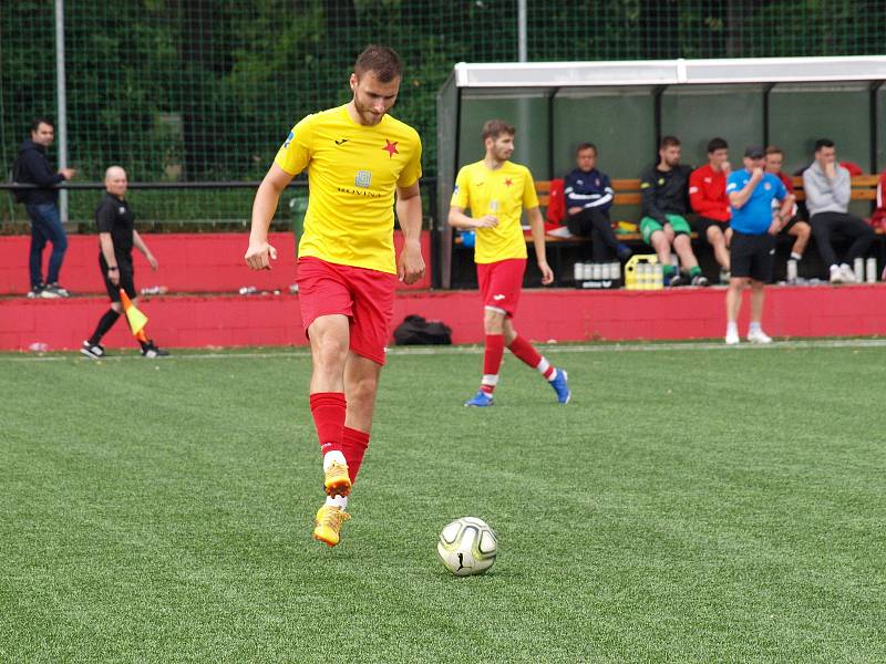 Fotbalisté Kroměříže (ve žlutých dresech) v pátečním přípravném zápase prohráli v Hodoníně 1:3.