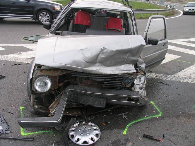 Dopravní nehoda tří osobních vozidel na kroměřížském dálničním obchvatu poblíž Skaštic.
